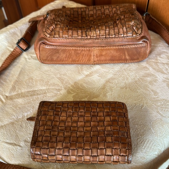 Zoa, Leather Crossbody and wallet. - Picture 8 of 9